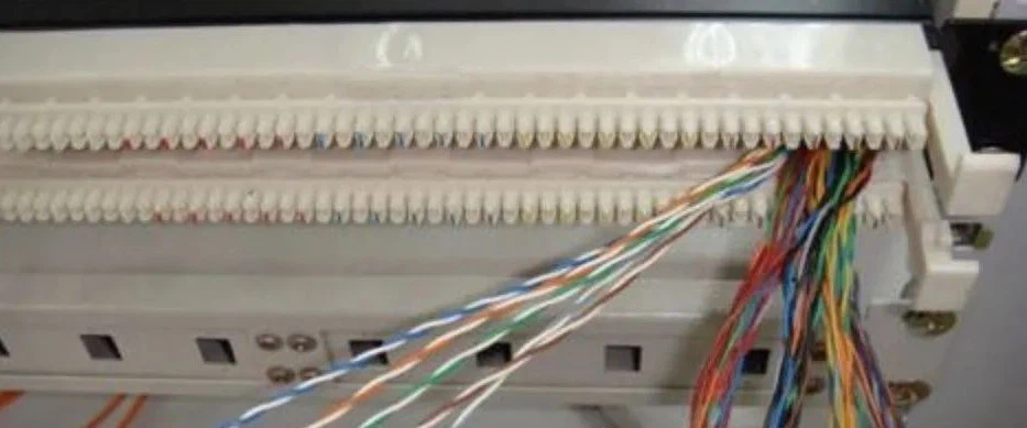 A patch cord rack consists of flame-retardant modular plastic components with several tooth-shaped bars for terminating wire pairs, completing the termination of voice backbone cables and voice horizontal cables A patch cord rack consists of flame-retardant modular plastic components with several tooth-shaped bars for terminating wire pairs, completing the termination of voice backbone cables and voice horizontal cables