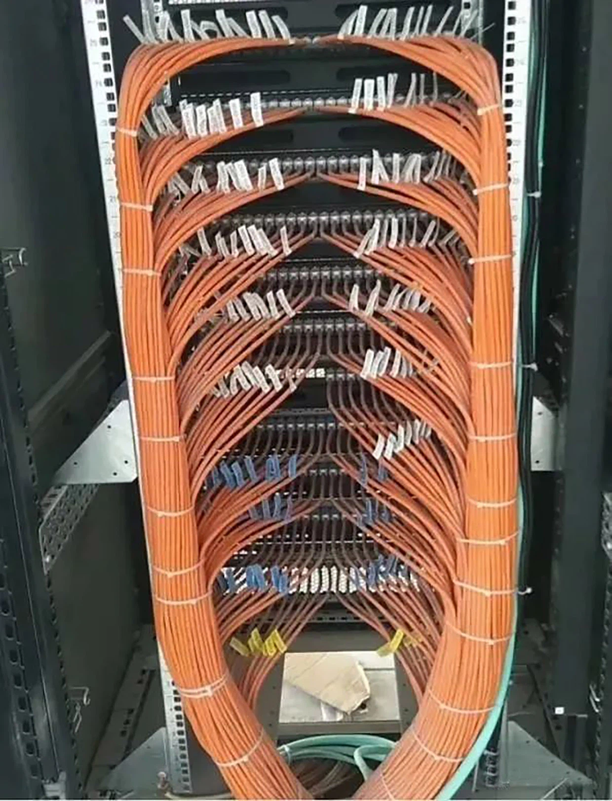 Flexible fasteners or cable ties should be used to ensure horizontal and vertical alignment without crossing over one another. This arrangement not only meets electronic device wiring requirements but also ensures that every corner is properly secured with an appropriate bending radius while maintaining alignment. Flexible fasteners or cable ties should be used to ensure horizontal and vertical alignment without crossing over one another. This arrangement not only meets electronic device wiring requirements but also ensures that every corner is properly secured with an appropriate bending radius while maintaining alignment.